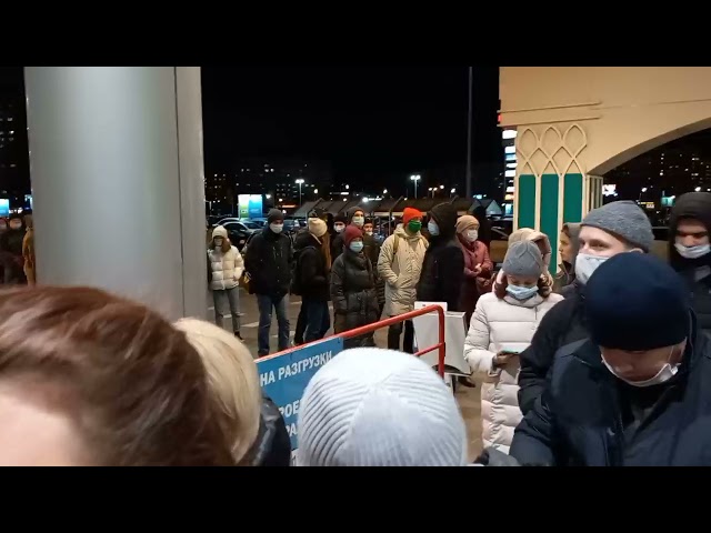 Проверка QR-кодов собрала очередь в ТЦ «Парк Хаус»