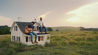 Musik-Video-Miniaturansicht zu Bigger Houses Songtext von Dan & Shay