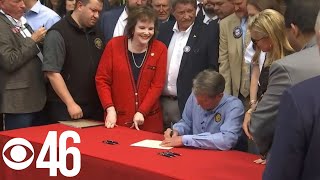Gov  Kemp signs constitutional carry bill into law in Georgia