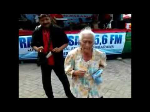 Video Ngakak Versi Nenek Gaul