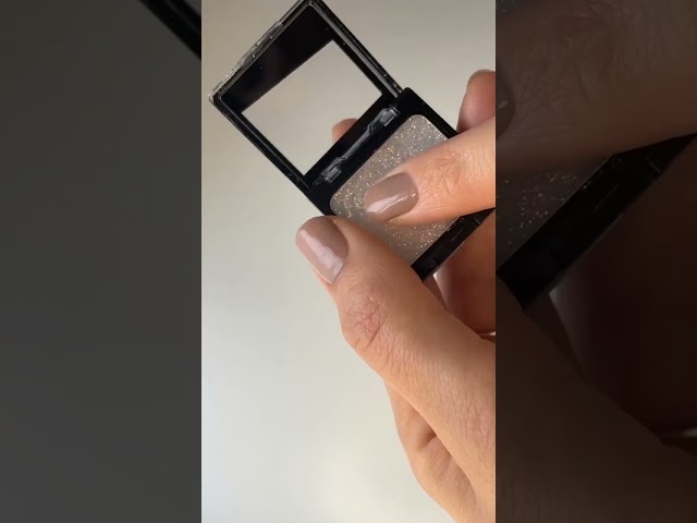 Vídeo relacionado con Wet n Wild - Color Icon Glitter Eyeshadow Single - Sombra de Ojos Brillante con una Fórmula Hidratante y Textura Sedosa, Glitter Maquillaje Profesional - Vegan - Color Blanco