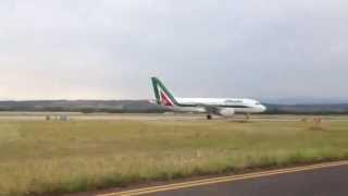 preview picture of video 'Alitalia in rullaggio a Ronchi dei Legionari'