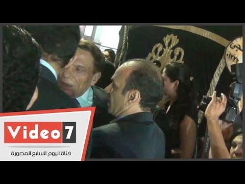 بالفيديو.. انهيار ابنة سعيد صالح من البكاء فى أحضان عادل إمام بعزائه