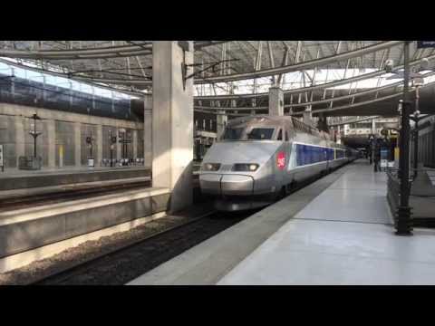 駅に到着したRER B列車。