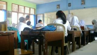 preview picture of video 'SMP Negeri 14 Pekanbaru, suasana kelas VIII.6 saat belajar dan mencatat'