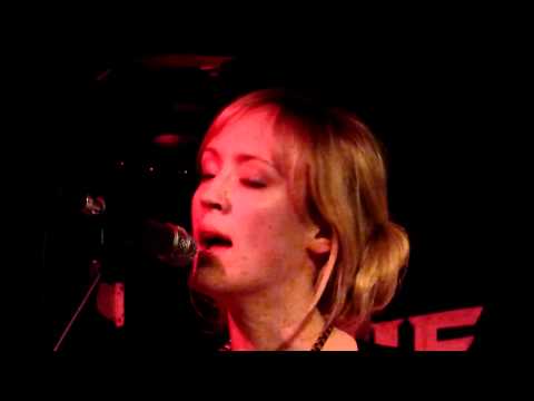 Helen Lawson - Crossing The Bridge (Live @ The Comedy)