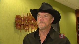 Trace Adkins Surprises Vets With Christmas Performance
