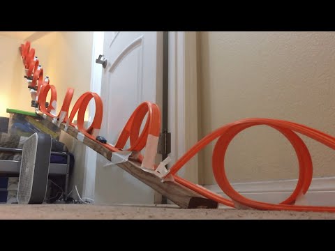Someone Built A Hot Wheels Decaloop For Their Toy Cars And It's Oddly Satisfying To Watch