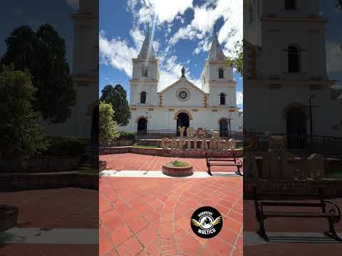 Hoy desde la plaza principal del municipio de #capitanejo Santander #andanzaswaltico #turismo #moto