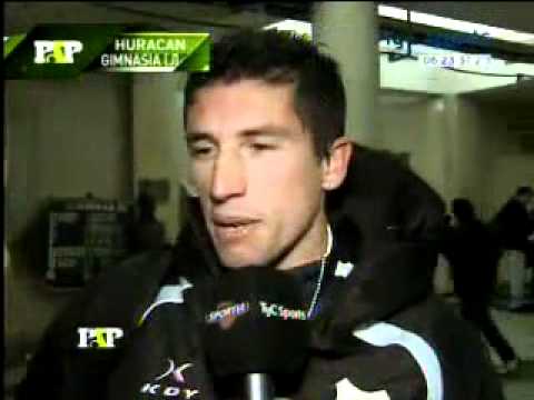 Federico Crivelli ataja penal a huracan