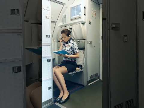 漂亮的东方航空空姐乘务长