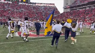 Michigan players plant flag on Ohio State&#39;s logo 👀