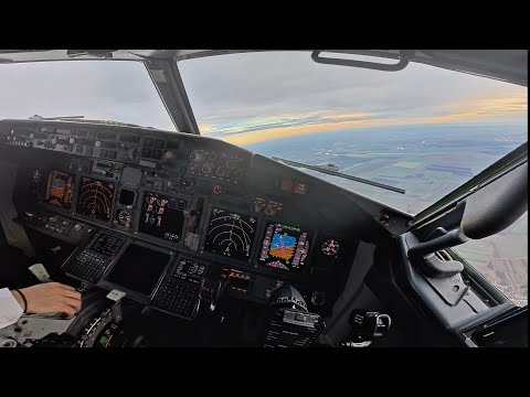 WHAT DOES A PILOT SEES ON LANDING?? PILOT EYE VIEW Boeing 737 Landing Bucharest Airport RWY 26L