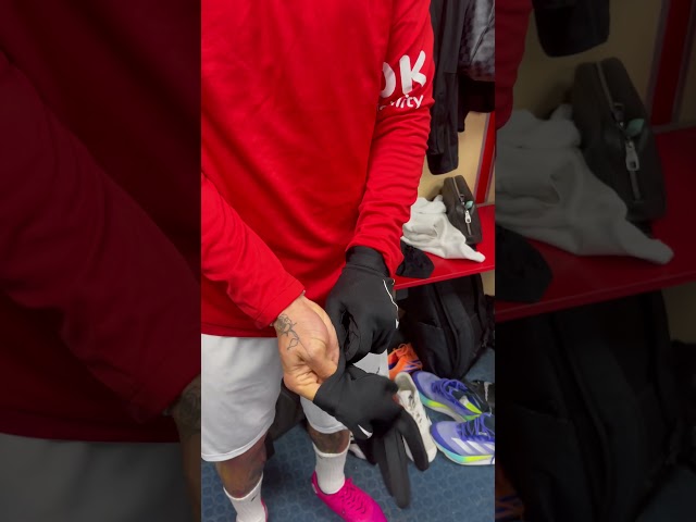 Vídeo relacionado con Granadero Blazer de protectores de escudo del Real Mallorca del Regimiento