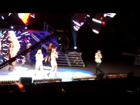 [121110] 2NE1 - Can't Nobody (second half) @ SBS Kpop Super Concert [Fancam]