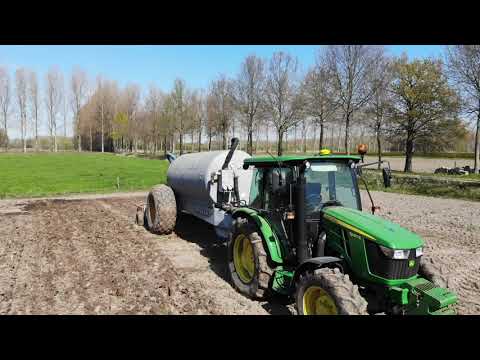 John Deere 5E Farmland Slurry Injection with Peecon 6200Z. Bouwland injecteren.
