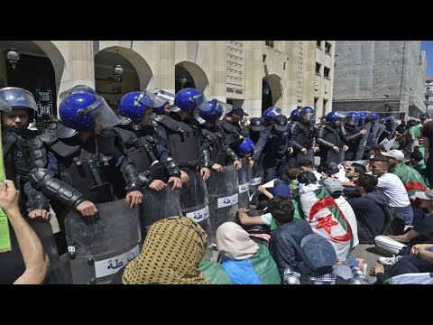 بعض النصائح للتعامل مع قمع الشرطة سلمـياً