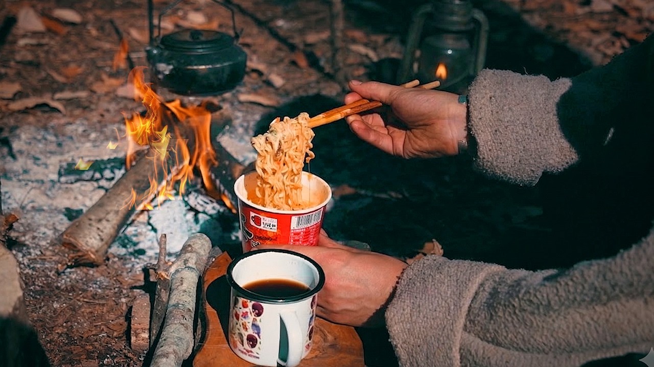 贅沢な孤独。焚き火の前で啜る熱々カップ麺が染み渡るソロキャンプ(ASMR)
