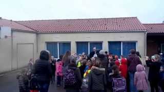 preview picture of video 'Ecole Le Cellier Saint-Jean-Bosco - Deux extra-terrestres dans la cour !'