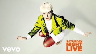 Robyn - Call Your Girlfriend (Live on SNL)