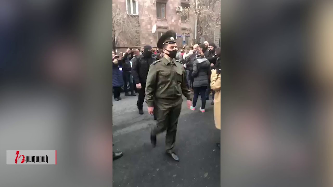 ԱԱԾ-ի դիմացի օծանելիքը և ժամացույցը հավաքել և ետ են վերադարձրել ցուցարարներին