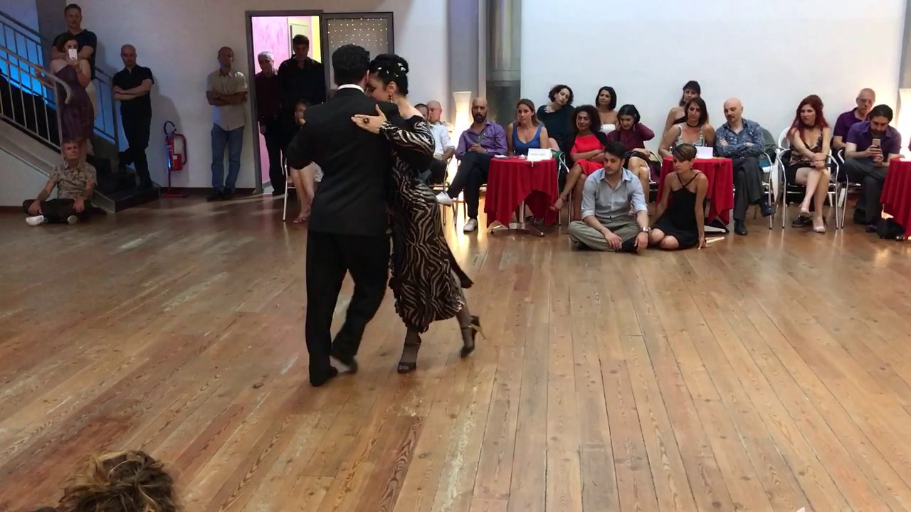 Alexander Moncada y Lía Selalmazidi / Bailan , color cielo ( Roma )