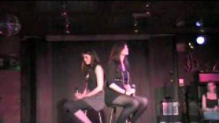 Iris &amp; Merel zingen 'She couldn't laugh' van Twarres