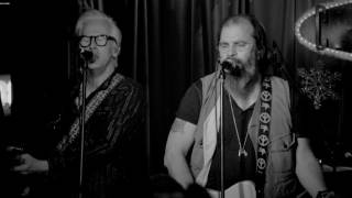 Steve Earle &amp; The Dukes - Lookin&#39; For A Woman [Official Music Video]