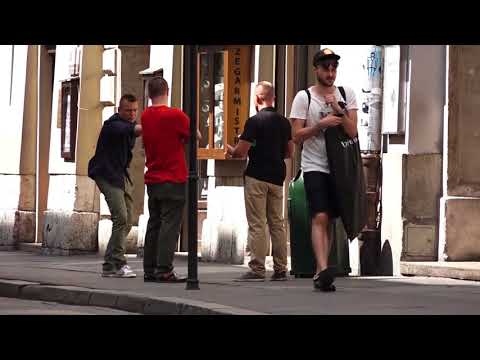 Fryzjer wykorzystuje zamieszanie by okraść mężczyznę #Złodzieje