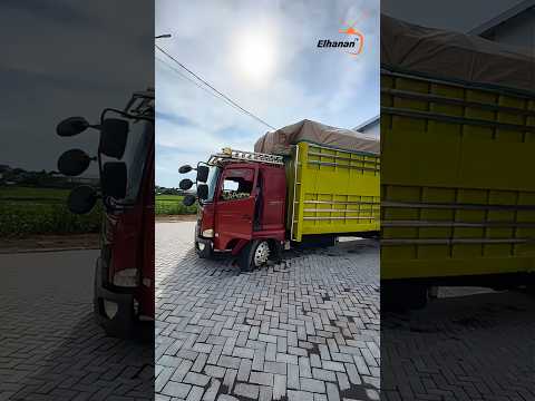 uwiih, inilah momen sebuah truk tenggelam di paving blok