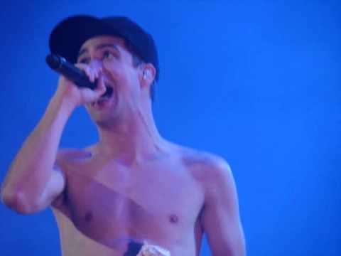 Shirtless Brendon Urie (& his sandwich) performs 