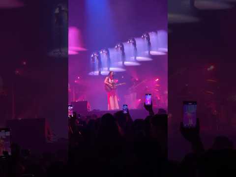 Gracie Abrams singing mess it up in madrid n1 tsou tour
