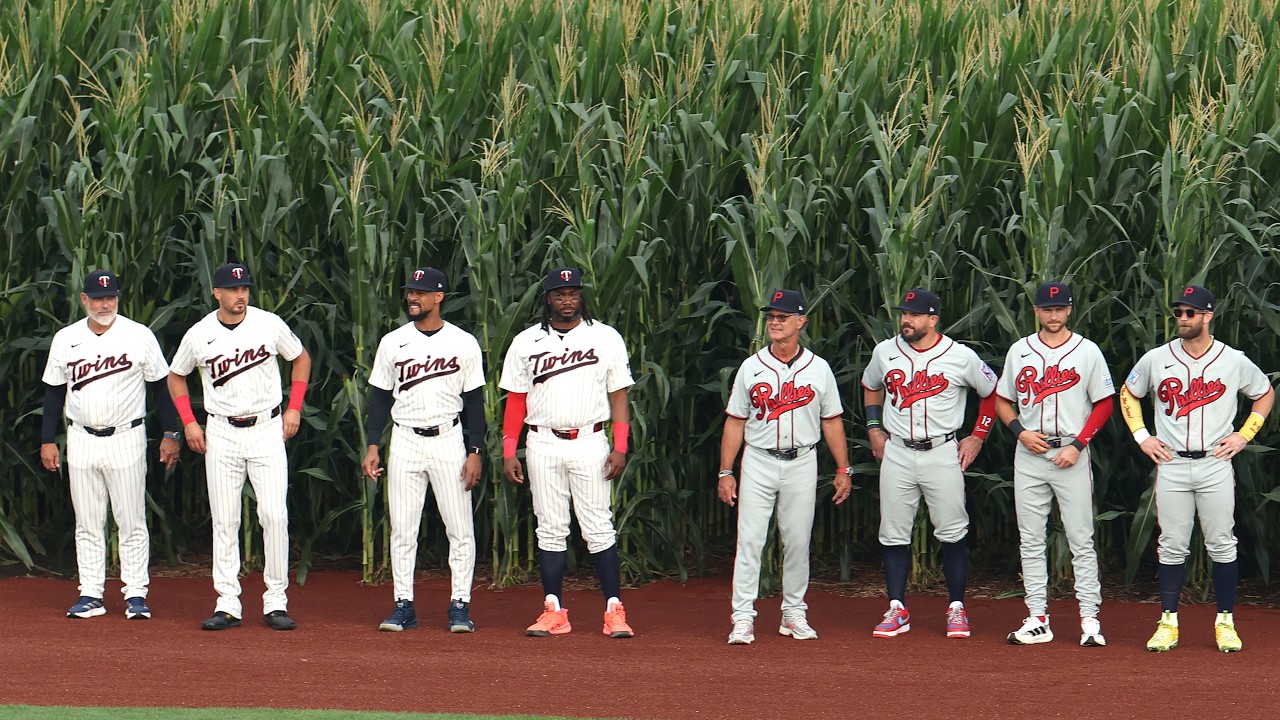 OUT OF THE CORNFIELD! MLB legends and current players introduced at MLB at Field of Dreams Game! 👏🌽