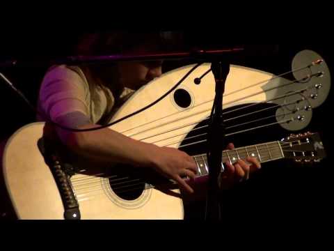 11/18 Kaki King - Harp Guitar Banter + Because It's There (Michael Hedges) (Acoustic) (HD)