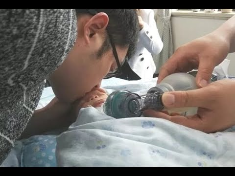 Ce père a fait pleurer le monde quand il a embrassé son bébé pour la première et la dernière fois Video
