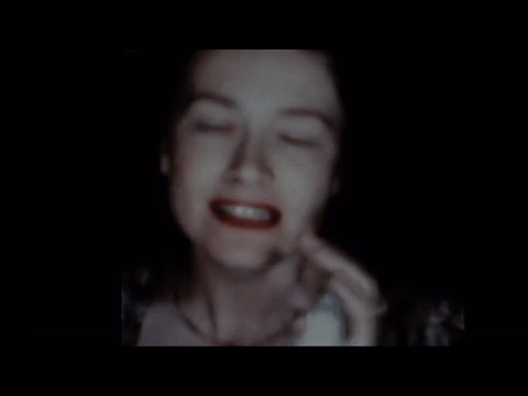Η Βρετανίδα κοντράλτο Kathleen Ferrier [Κάθλιν Φέρριερ] (1912-1953) ερμηνεύει την άρια «Erbarme dich, mein Gott» [«Ελέησον, Θεέ μου»] από το ορατόριο Matthäus-Passion [Κατά Ματθαίον Πάθη, 1727] του Johann Sebastian Bach [Γιοχάν Σεμπάστιαν Μπαχ], με τη Συμφωνική Ορχήστρα της Βιέννης σε μουσική διεύθυνση Herbert von Karajan [Χέρμπερτ φον Κάραγιαν], ζωντανή ηχογράφηση, Βιέννη, 9 Ιουνίου 1950. Παρά τη σύντομη και τραγικά διακοπείσα από τον καρκίνο σταδιοδρομία της, η Ferrier αναδείχθηκε σε εμβληματική φωνή της βρετανικής μουσικής του 20ού αιώνα και κατεξοχήν ερμηνεύτρια του ορατοριακού ρεπερτορίου, αξιοποιώντας τη σπάνια ζεστή, σκουρόχρωμη και βαθιά πνευματική ηχόχροια της φωνής της για να μεταδώσει με αφοπλιστική ειλικρίνεια την αγωνία του απόστολου Πέτρου μετά την άρνηση του Χριστού.