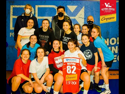 Emozionante sorpresa di Carlos Delfino a Sofia e alle ragazze dell'Olimpia Pesaro