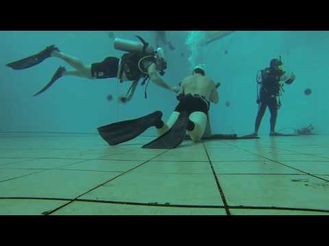 Circuito de piscina no curso de mergulho profissional raso