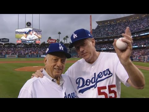 WS2017 Gm6: Hershiser, Lasorda toss first pitches