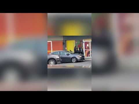 Comunidad Conmocionada: Agentes Federales de Inmigración Detienen a Maestra Dentro de Guardería de Chicago – Agentes de ICE en Guardería