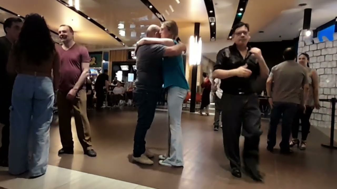 27/10/25 La Cumparsita Juan D'Arienzo - Milonga Paseo del Fuego Shopping en Ushuaia