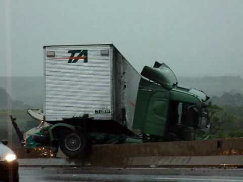 Carreta pega fogo após acidente na Rodovia SP-75
