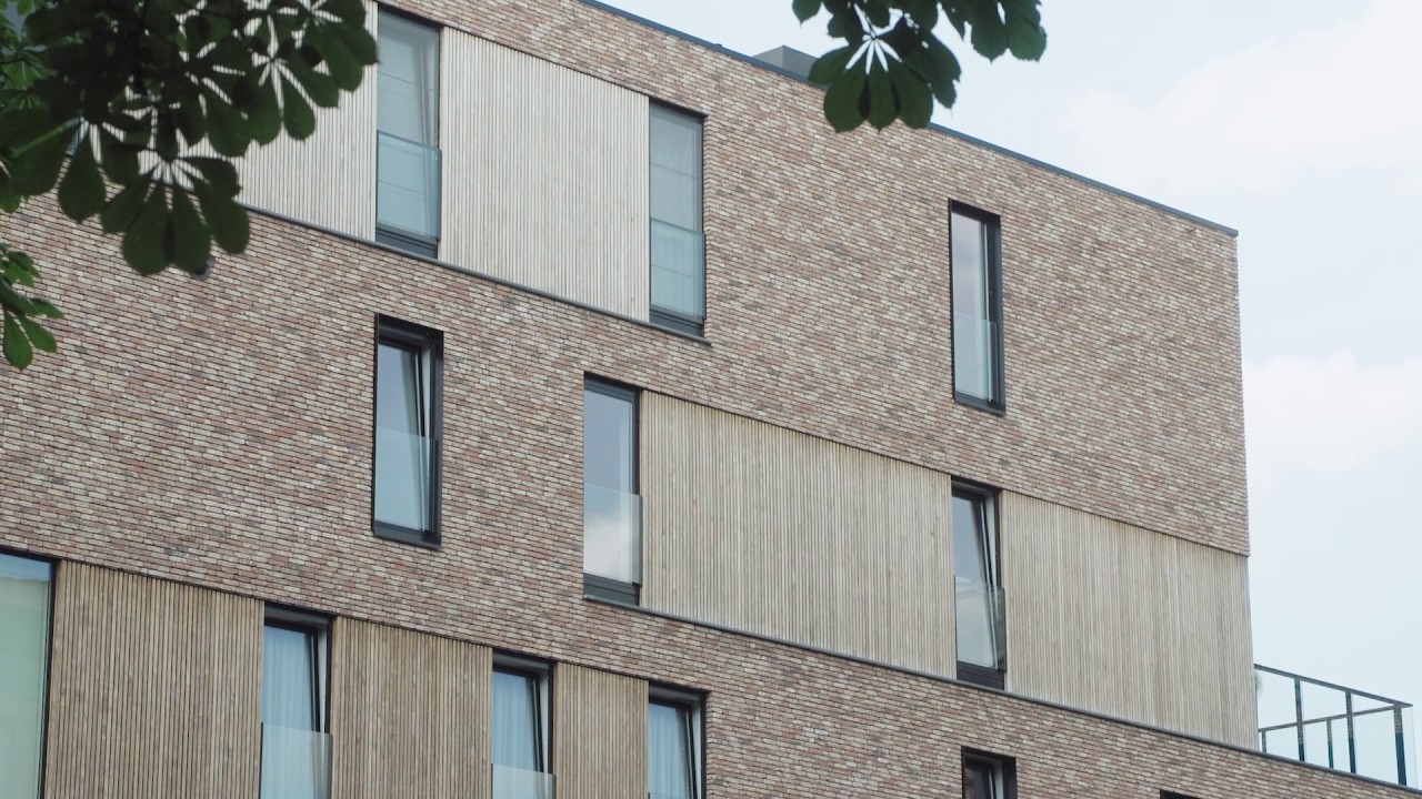 MODERNE ARCHITECTUUR MET VEROUDERDE GEVELSTEEN