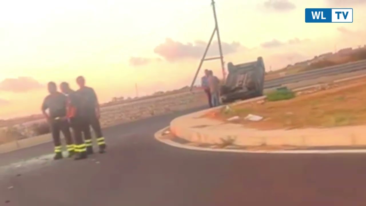 Ragusa, due auto si scontrano e cappottano