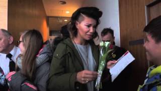 Wzruszona Górniak wychodzi z 