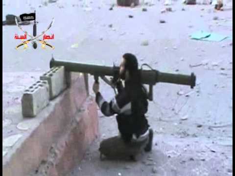 إستهداف دبابة بصاروخ الكتف من قبل كتيبة أنصار السنة في درعا البلد