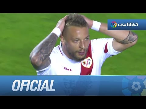 Cabezazo de Ebert que se estrella en el palo