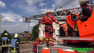 preview picture of video '[E] ++ BAUUNFALL ++ [Höhenretter Feuerwehr Stuttgart zur Rettung aus Baugrube im Einsatz] ++'