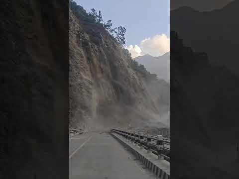 तुइन खोलामा भीषण पहिरो, अवरुद्ध राजमार्ग खुलाउन समय लाग्ने