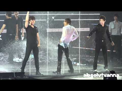 [HD/Fancam] 120219 Super Show 4 in Singapore Water Attack!